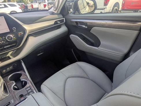 Used 2024 Toyota Highlander Limited FWD image 18