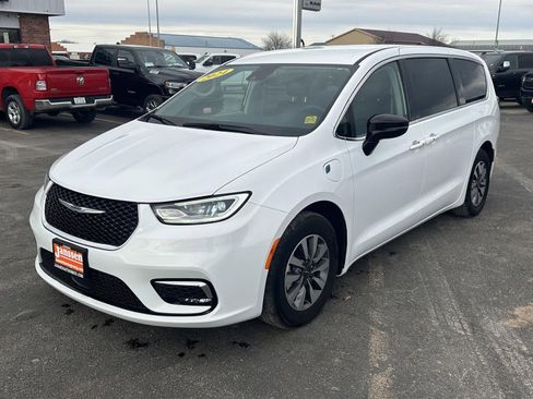 Used 2024 Chrysler Pacifica Select image 8