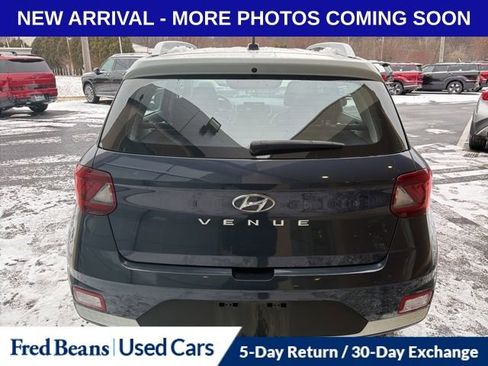 Used 2023 Hyundai Venue Limited image 7