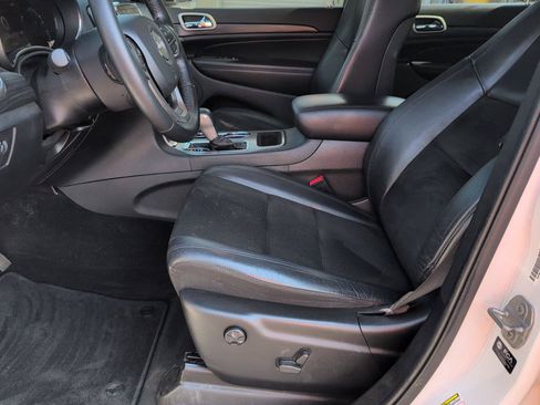 Used 2022 Jeep Grand Cherokee Laredo X RWD image 3