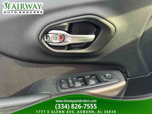 Used 2017 Jeep Cherokee Sport FWD image 15