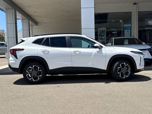 New 2026 Chevrolet Trax LT w/ LT Convenience Package FWD image 2