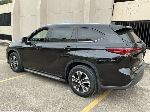 Used 2022 Toyota Highlander XLE FWD image 5