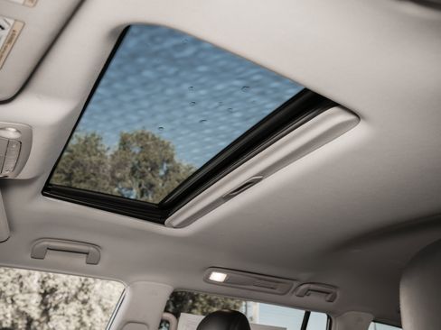 Used 2021 Nissan Armada SL w/ Captain's Chairs Package image 24