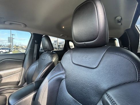 Used 2019 Jeep Cherokee Limited image 16