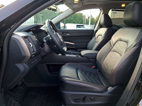 Used 2025 Nissan Pathfinder Platinum w/ Cargo Package AWD/4WD image 13