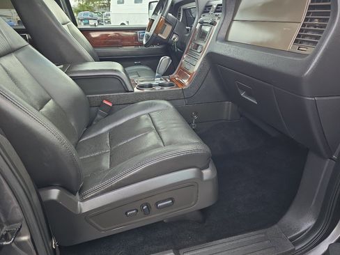 Used 2012 Lincoln Navigator image 17