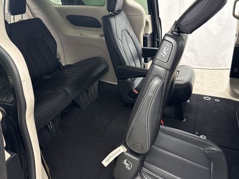Used 2023 Chrysler Pacifica Touring-L FWD image 34