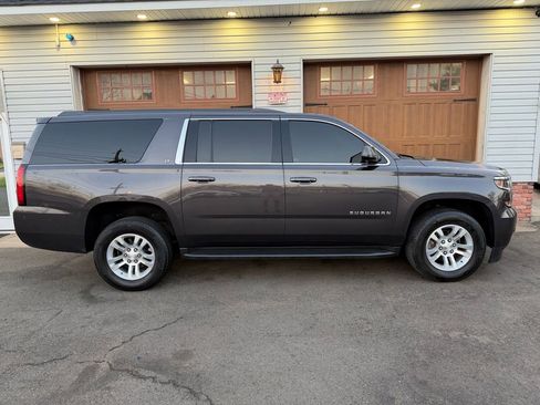 Used 2018 Chevrolet Suburban LT image 2