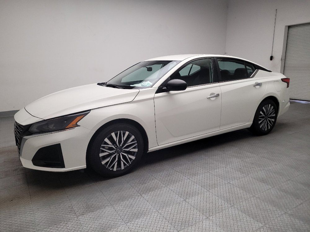 Used 2025 Nissan Altima 2.5 SV FWD image 2