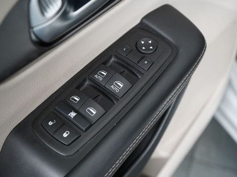 Used 2024 Chrysler Pacifica Touring-L FWD image 21