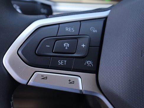 Certified 2025 Volkswagen Taos SE image 20