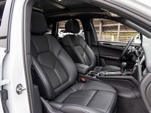 Certified 2025 Porsche Macan image 54