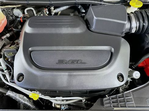 Used 2022 Chrysler Pacifica Touring-L image 8