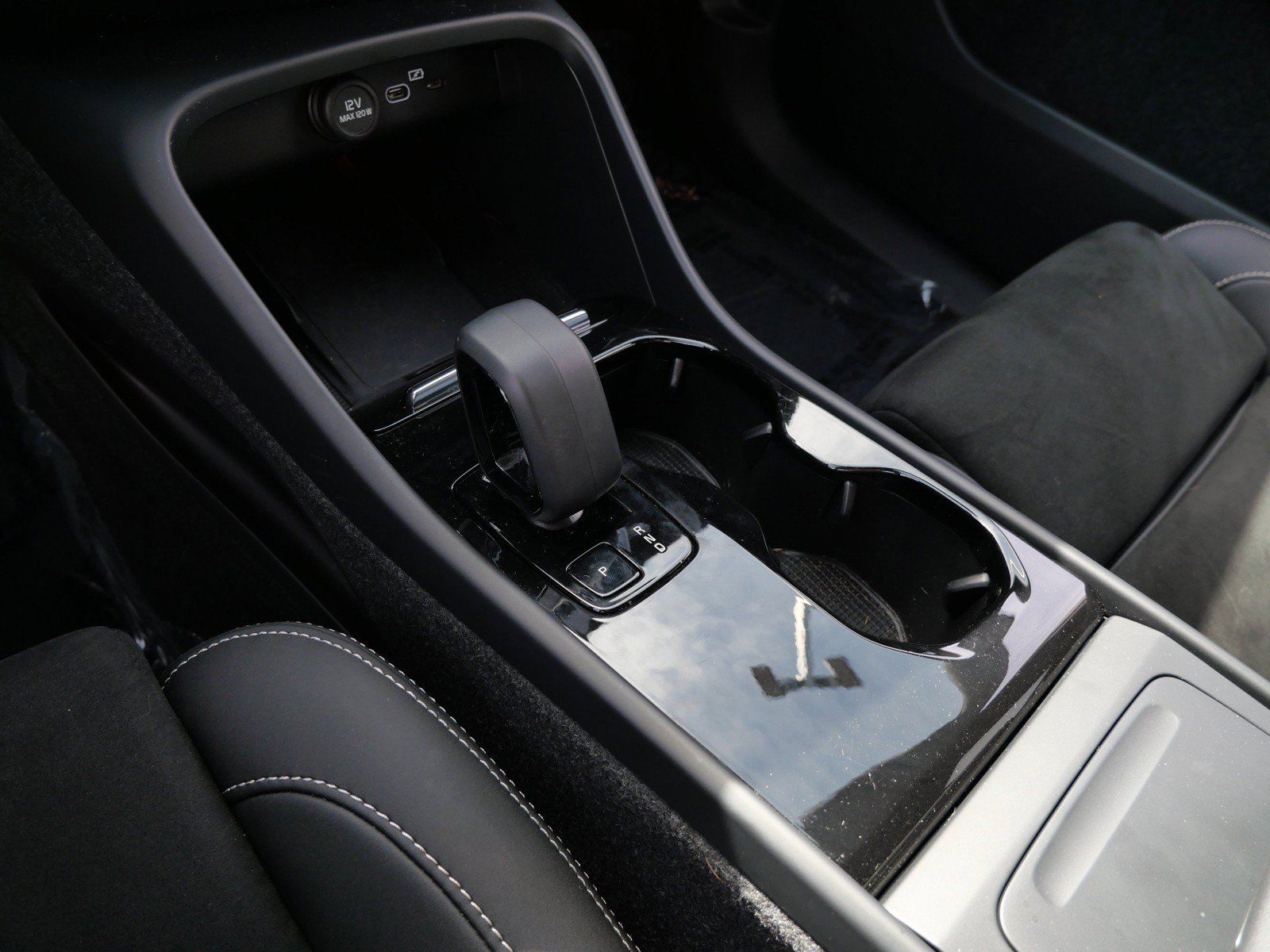 Used 2023 Volvo XC40 Recharge Plus w/ Protection Package Premier AWD/4WD image 22