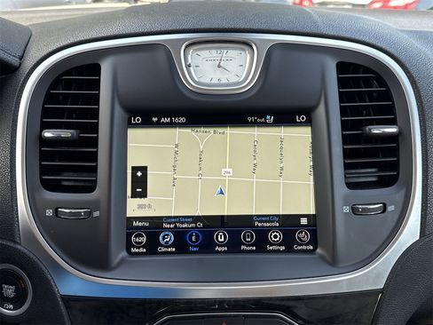 Used 2018 Chrysler 300 Limited w/ Safetytec Plus Group image 23