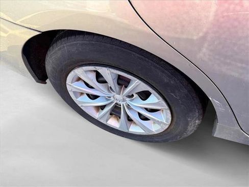Used 2017 Toyota Camry LE FWD image 5