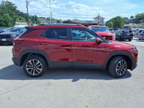 Used 2025 Chevrolet TrailBlazer LT AWD/4WD image 3