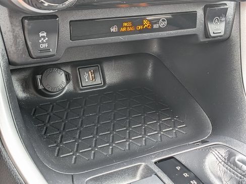 Used 2025 Toyota RAV4 XLE FWD image 24