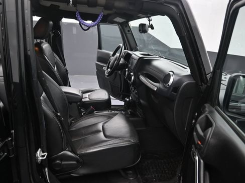 Used 2013 Jeep Wrangler Unlimited Rubicon w/ Connectivity Group AWD/4WD image 28