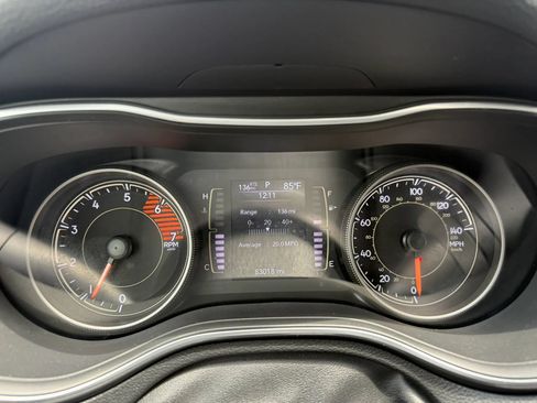 Used 2019 Jeep Cherokee Latitude Plus AWD/4WD image 29