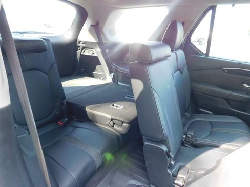 Used 2025 Honda Pilot Touring image 5