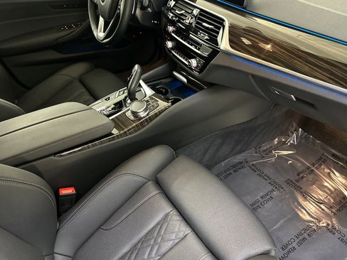 Used 2022 BMW 530e w/ Premium Package image 33