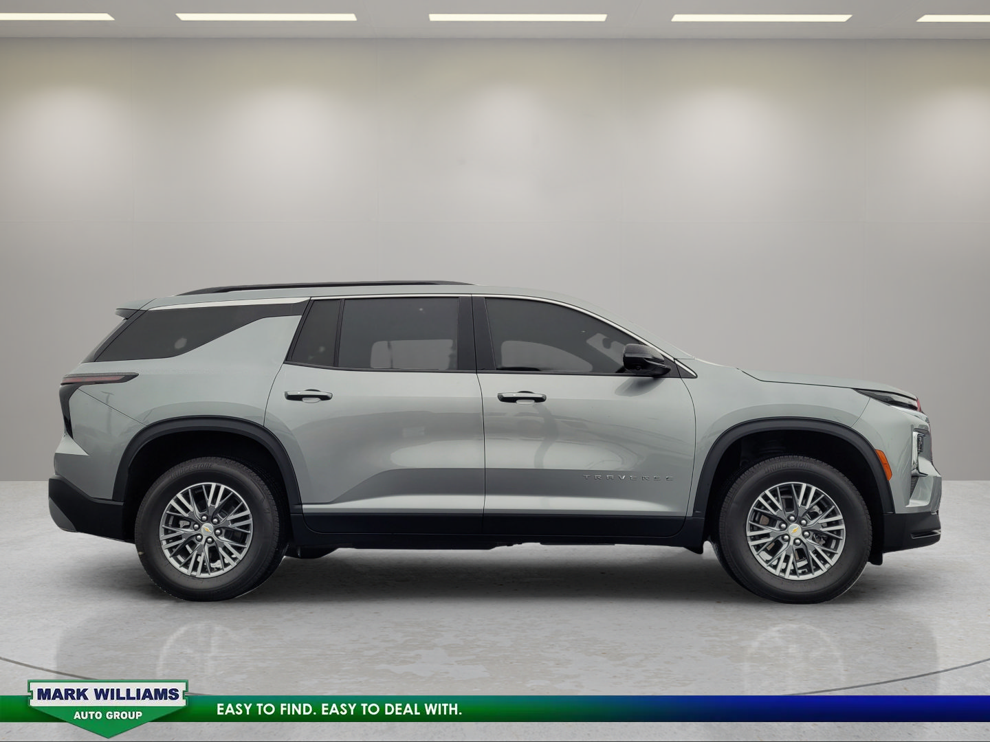 Used 2025 Chevrolet Traverse LT w/ Driver Confidence Package FWD image 2