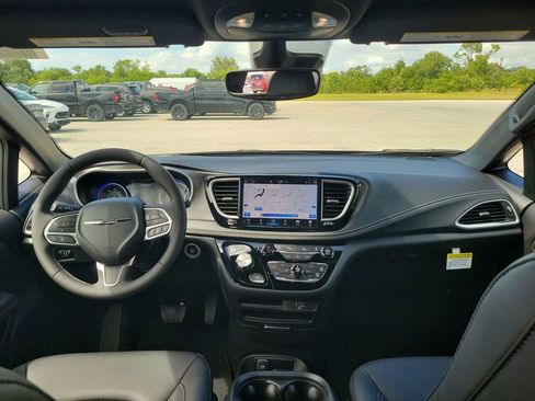 New 2026 Chrysler Pacifica Select image 10