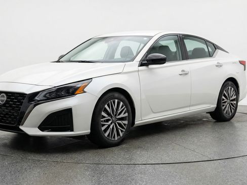 Used 2025 Nissan Altima 2.5 SV FWD image 3