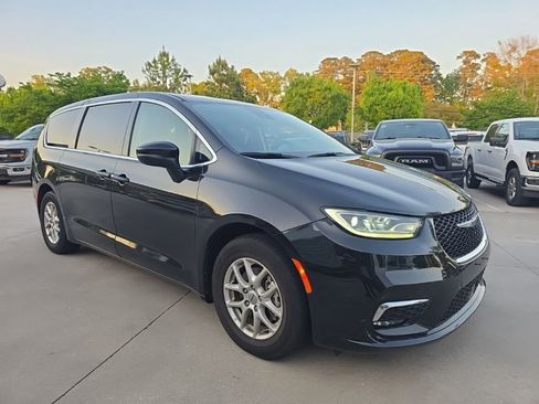 Used 2023 Chrysler Pacifica Touring-L FWD image 2
