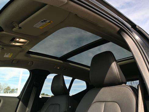 Used 2025 Volvo XC40 B5 Core image 9