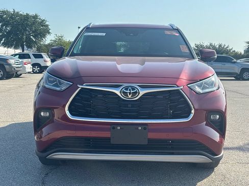 Used 2024 Toyota Highlander Platinum FWD image 2