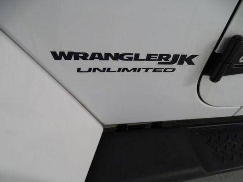 Used 2018 Jeep Wrangler Unlimited Sahara image 23