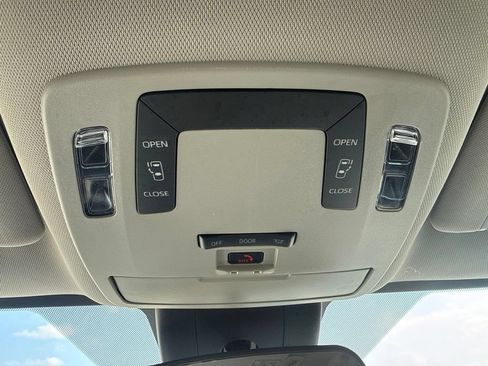 Used 2025 Toyota Sienna LE FWD image 17