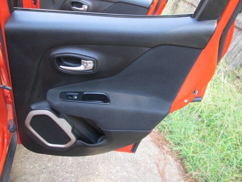 Used 2015 Jeep Renegade Latitude AWD/4WD image 43
