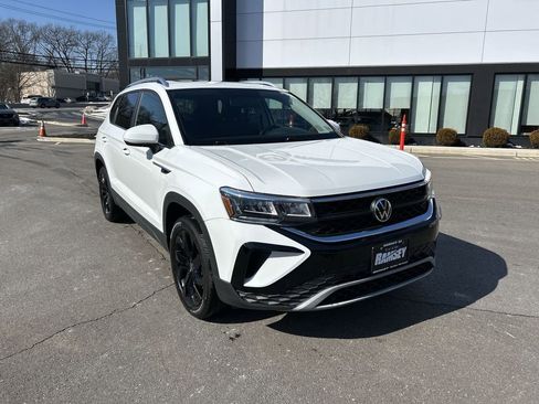 Used 2022 Volkswagen Taos SE w/ Panoramic Sunroof Package image 2