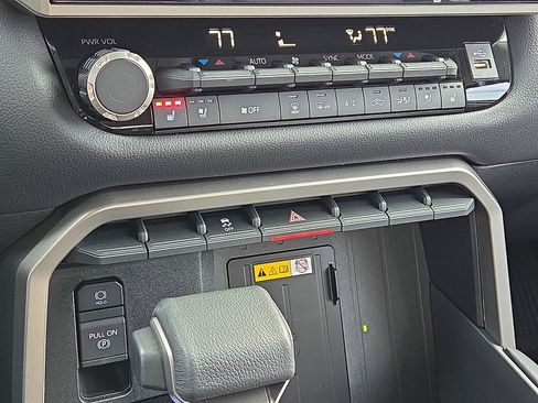 Used 2024 Toyota Tundra Limited image 19