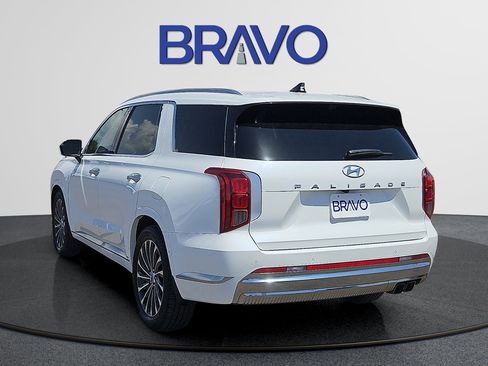 Used 2023 Hyundai Palisade Calligraphy FWD image 3