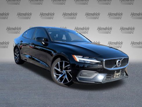 Used 2019 Volvo S60 T5 Momentum image 2