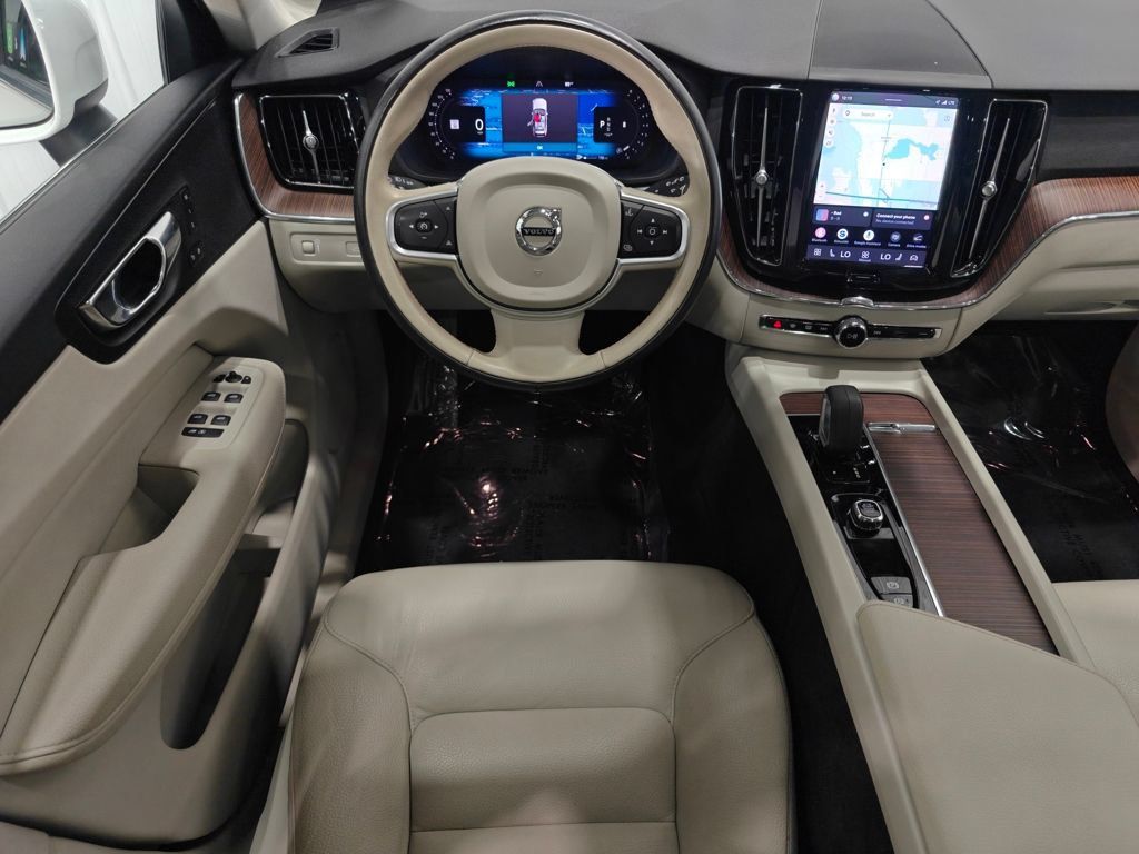 Used 2022 Volvo XC60 B5 Momentum AWD/4WD image 4