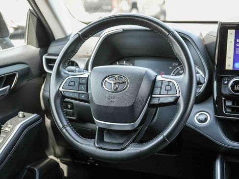 Used 2023 Toyota Highlander XLE FWD image 18