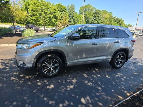 Used 2016 Toyota Highlander XLE AWD/4WD image 3