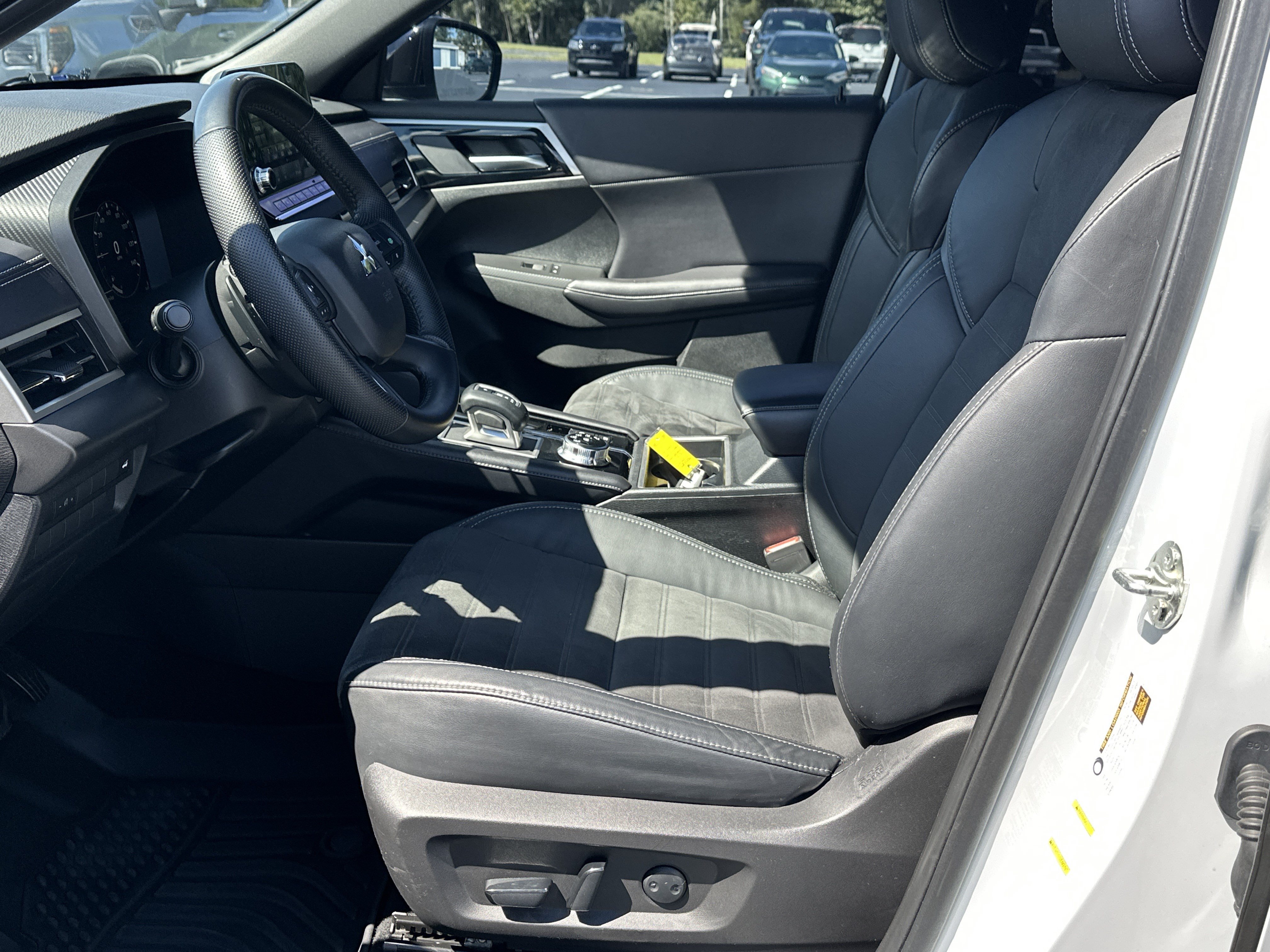 Used 2023 Mitsubishi Outlander SE FWD image 9
