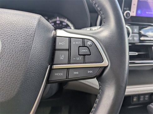 Used 2023 Toyota Highlander LE image 29
