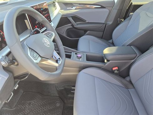 New 2026 Volkswagen Tiguan SE R-Line image 11