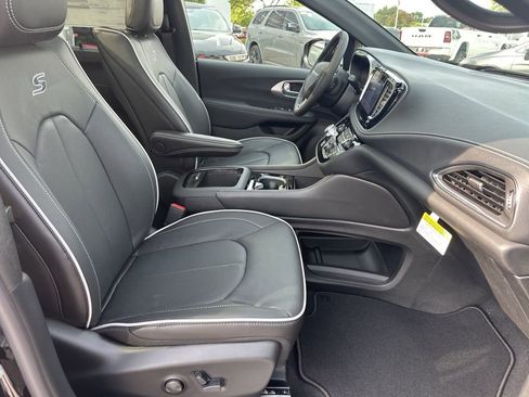 New 2026 Chrysler Pacifica Limited w/ Uconnect Theater Family Group image 56