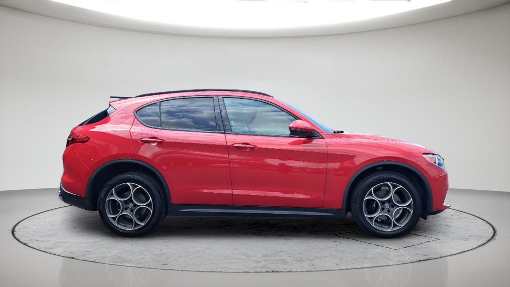 Used 2018 Alfa Romeo Stelvio Sport w/ Quick Order Package 22J Sport AWD/4WD image 2