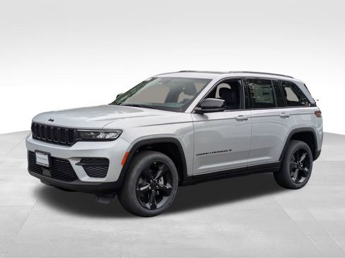 New 2025 Jeep Grand Cherokee Altitude image 7