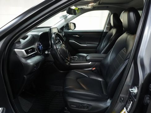 Certified 2021 Toyota Highlander XLE image 12
